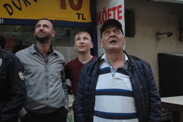 Alkolün etkisiyle 5. katta bulunan evinin camından sarkan kişi, panik yarattı - Sputnik Türkiye