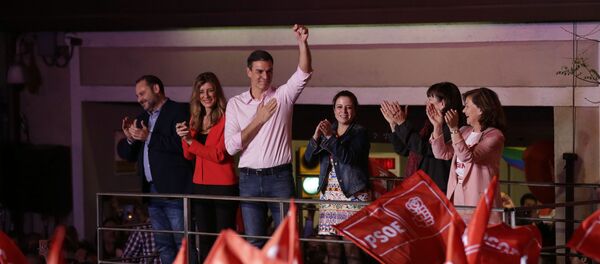 İspanya'da Sosyalist İşçi Partisi (PSOE) lideri ve Başbakan Pedro Sanchez, seçimin ardından balkon konuşması yaptı - Sputnik Türkiye
