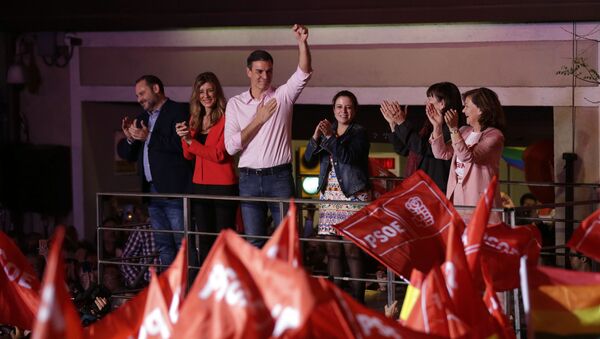 İspanya'da Sosyalist İşçi Partisi (PSOE) lideri ve Başbakan Pedro Sanchez, seçimin ardından balkon konuşması yaptı - Sputnik Türkiye
