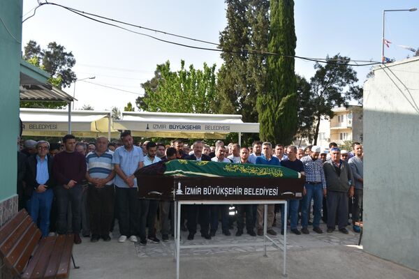 İzmir'de aşırı hız cinayeti: Kırmızı ışıkta geçen araç 17 yaşındaki gencin ölümüne sebep oldu - Sputnik Türkiye