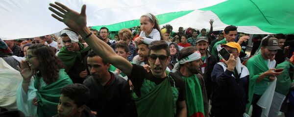  Cezayir'de Cumhurbaşkanı Abdülaziz Buteflika'nın istifasına rağmen protestolar devam ediyor. - Sputnik Türkiye