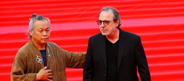 Rusya'nın başkenti Moskova'da, Türkiye'nin onur konuğu ülke olarak katıldığı 41. Uluslararası Moskova Film Festivali'nin kapanış töreni gerçekleştirildi. Törende, festivalin jüri üyeleri arasında yer alan Yönetmen Semih Kaplanoğlu (sağda) ve Güney Koreli Yönetmen Kim Ki-duk (solda), kırmızı halıda gazetecilere poz verdi. Rusya'nın başkenti Moskova'da, Türkiye'nin onur konuğu ülke olarak katıldığı 41. Uluslararası Moskova Film Festivali'nin kapanış töreni gerçekleştirildi. Törende, festivalin jüri üyeleri arasında yer alan Yönetmen Semih Kaplanoğlu (sağda) ve Güney Koreli Yönetmen Kim Ki-duk (solda), kırmızı halıda gazetecilere poz verdi. - Sputnik Türkiye
