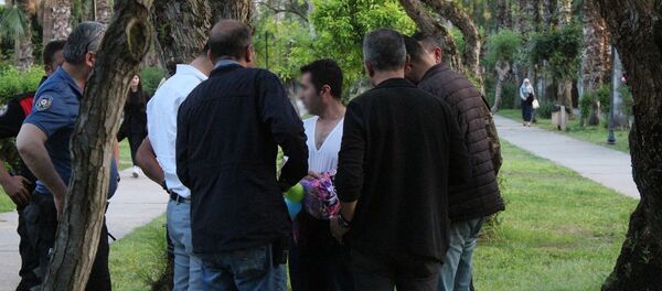 Eve geç gelen kızına kadın kılığında takip - Sputnik Türkiye