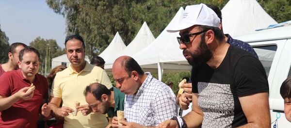 Güney Eğitim Vakfı tarafından Adana Atlı Spor Tesisleri'nde gerçekleştirilen bahar şenliği etkinliği kapsamında bir firma tarafından ton balığı dürümü yeme yarışması - Sputnik Türkiye