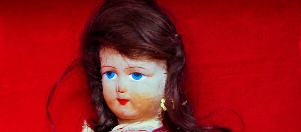 Almanya'da Auschwitz kampında öldürülen kızın saçlarının dikildiği oyuncak - Sputnik Türkiye