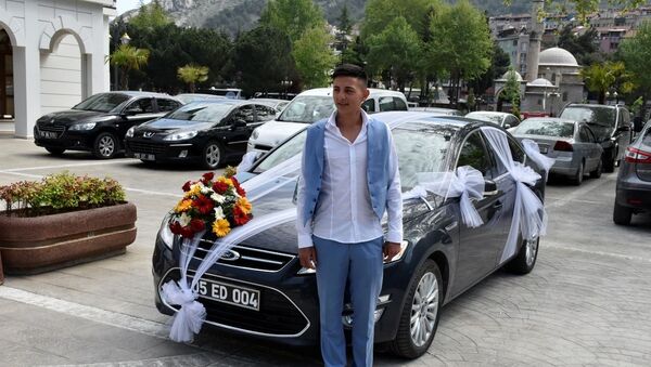 Amasya Belediye Başkanı Mehmet Sarı, makam aracını gelin arabası yaptı - Sputnik Türkiye