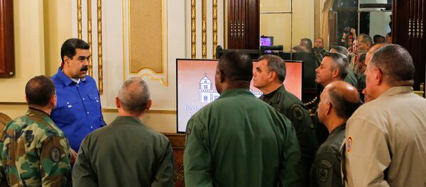 Venezüella Devlet Başkanı Nicolas Maduro, bastırılan darbe girişiminin ardından, başkanlık sarayı Miraflores'te ordu mensuplarıyla bir araya geldi. - Sputnik Türkiye