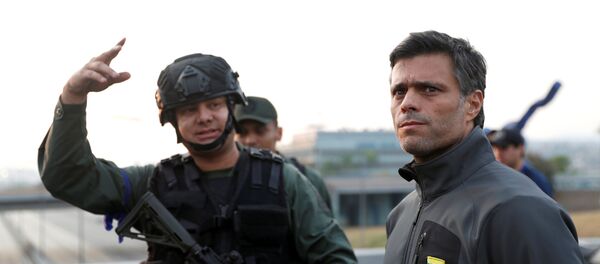 Venezüella'da 2014 yılında ev hapsine çarptırılıp siyasetten yasaklanan Leopoldo Lopez de Juan Guaido ile birlikte darbe çağrısı yaptı. Venezüella'da 2014 yılında ev hapsine çarptırılıp siyasetten yasaklanan Leopoldo Lopez de Juan Guaido ile birlikte darbe çağrısı yaptı. - Sputnik Türkiye