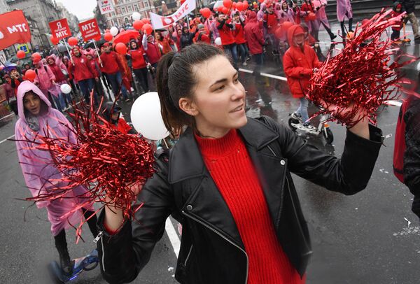 Rusya’da 1 Mayıs: Moskova’daki yürüyüşte 100 binden fazla kişi var - Sputnik Türkiye