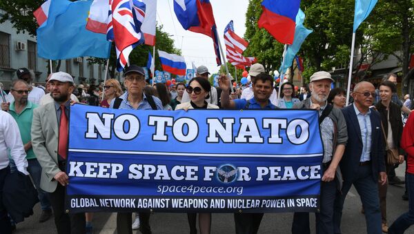 ABD'li aktivistlerden Kırım'da 'NATO'ya hayır' pankartı - Sputnik Türkiye