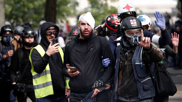 Yaralanan protestoculara ilk tıbbi müdahaleyi sokaklarda devriye gezen gönüllü sağlık ekipleri yaptı. - Sputnik Türkiye
