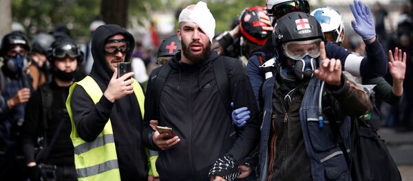 Yaralanan protestoculara ilk tıbbi müdahaleyi sokaklarda devriye gezen gönüllü sağlık ekipleri yaptı. - Sputnik Türkiye