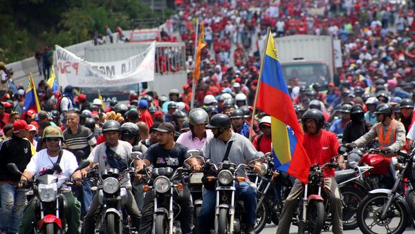 Venezüella'da Devlet Başkanı Nicolas Maduro'yu destekleyenler yürüyüş yaptı. - Sputnik Türkiye