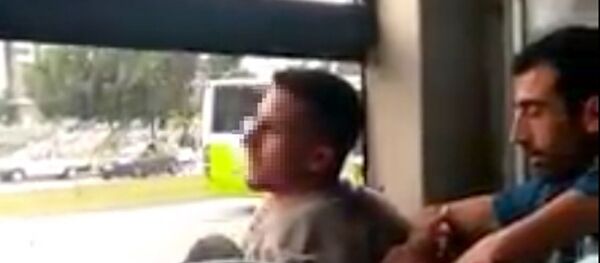 Adana'da belediye otobüsünde bir kadını taciz ettiği iddia edilen ismi açıklanmayan kişi, yolcular tarafından etkisiz hale getirilip çağrılan polis ekiplerine teslim edildi - Sputnik Türkiye