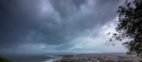 Hindistan'ın doğusuna yönelen Fani Kasırgası'nın öncü bulutları Visakhapatnam limanını sararken - Sputnik Türkiye