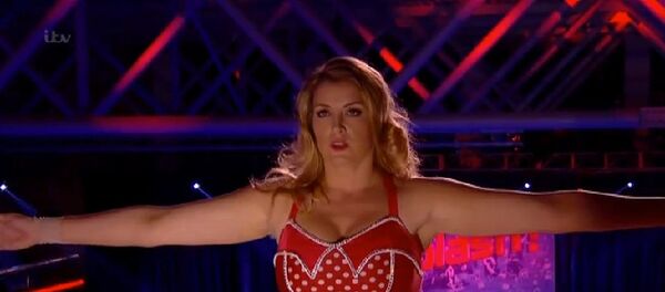 İngiltere'nin ilk kadın Savunma Bakanı Penny Mordaunt, hayata sihirbaz asistanı olarak atılmış - Sputnik Türkiye