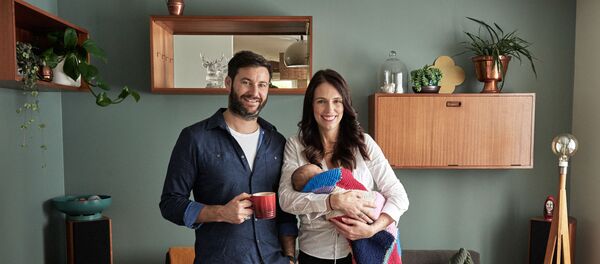 Yeni Zelanda Jacinda Ardern ve erkek arkadaşı Clarke Gayford - Sputnik Türkiye