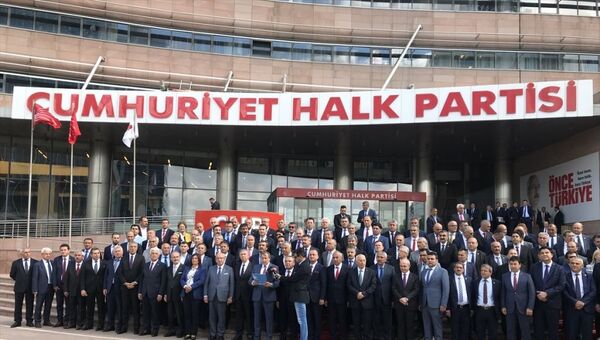 CHP Genel Başkan Yardımcısı Seyit Torun, genel merkez binası önünde partisinin belediye başkanlarıyla İstanbul seçimlerine ilişkin açıklama yaptı. - Sputnik Türkiye