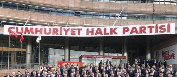 CHP Genel Başkan Yardımcısı Seyit Torun, genel merkez binası önünde partisinin belediye başkanlarıyla İstanbul seçimlerine ilişkin açıklama yaptı. - Sputnik Türkiye