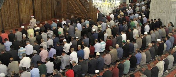 Müftüden 'jet imam' uyarısı: 'Ne kadar hızlı kıldırırsa o kadar fazla cemaatin geldiği' gibi bir intiba oluşan camilerimiz takip altında - Sputnik Türkiye