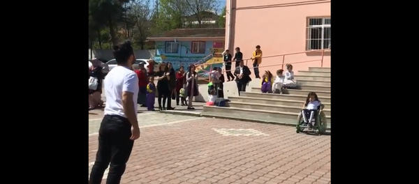 Öğretmen Çağlar Özdemir ile engelli öğrencisi Zeynep Uysal - Sputnik Türkiye