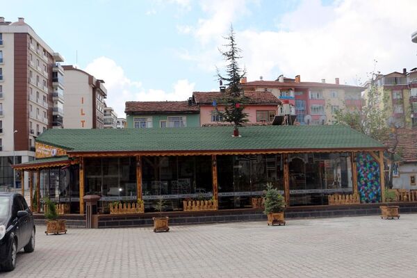 Evleri yıktıran Turgut, daha sonra betondan inşa edeceği kafeyi çam ağacı için ahşaptan yapmaya karar verdi.  - Sputnik Türkiye