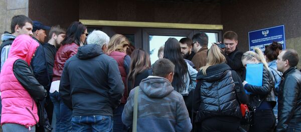 Donetskliler pasaport basvurusu icin kuyrukta bekliyor - Sputnik Türkiye