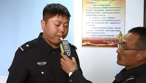 Çin'de bir motosiklet sürücüsü, 'dünyanın en kötü kokan meyvesini' yediği için alkol testini geçemedi Çin'de bir motosiklet sürücüsü, 'dünyanın en kötü kokan meyvesini' yediği için alkol testini geçemedi - Sputnik Türkiye