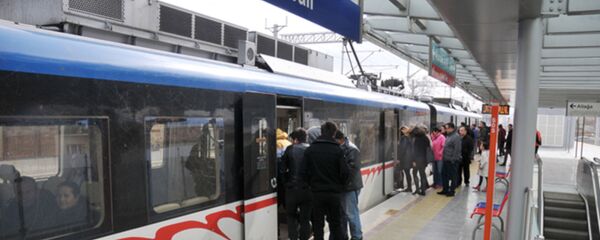 İzmir Büyükşehir Belediyesi Başkanı Tunç Soyer başlattığı uygulamayla İzmir’de toplu ulaşım ücretlerini günün iki saatinde yarı yarıya indirdi. Buna göre İzmirliler 06.00 – 07.00 ile 19.00 – 20.00 saatleri arasında yarı yarıya indirimli seyahat edecek. - Sputnik Türkiye