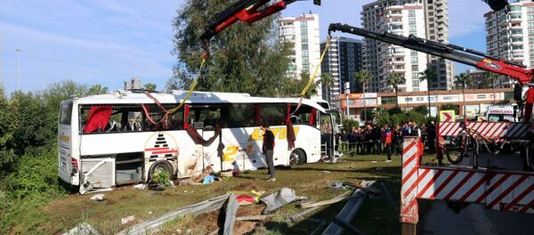 Adana'da yolcu otobüsünün şarampole devrilmesi sonucu iki kişi öldü, 29 kişi yaralandı.  - Sputnik Türkiye