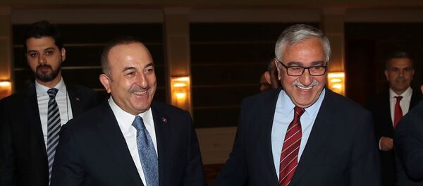 Dışişleri Bakanı Mevlüt Çavuşoğlu ve Kuzey Kıbrıs Cumhurbaşkanı Mustafa Akıncı - Sputnik Türkiye