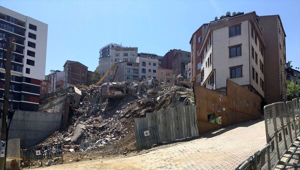 İstanbul Kağıthane'de çöken binanın etrafındaki hasarlı 24 binadan 12'sinin yıkımı tamamlandı. - Sputnik Türkiye