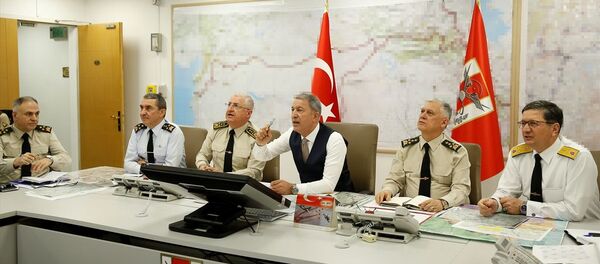 Milli Savunma Bakanı Hulusi Akar ile TSK’nin komuta kademesi, Silahlı Kuvvetler Komuta Harekat Merkezi’nden operasyonları sevk ve idare ederken - Sputnik Türkiye