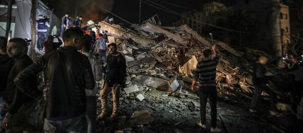 İsrail'in Gazze'ye yönelik hava saldırısında AA ofisinin bulunduğu bina en az 5 roketle vurularak enkaza döndü. - Sputnik Türkiye
