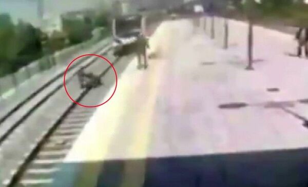 Küçükçekmece - Trenin önüne atlayıp intihara kalkışan kadını kurtardı 54/ - Sputnik Türkiye