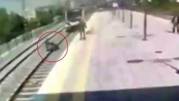 Küçükçekmece - Trenin önüne atlayıp intihara kalkışan kadını kurtardı 54/ - Sputnik Türkiye