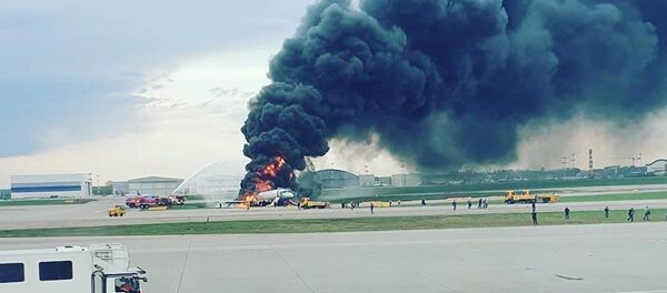 Aeroflot uçağı Şeremetyevo Havalimanı’na acil iniş yaparken alev aldı - Sputnik Türkiye