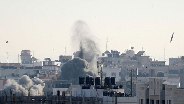 İsrail’in Gazze Şehri’ndeki hava saldırısı sırasında vurulan yerlerden yükselen duman - Sputnik Türkiye