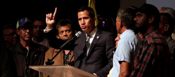Venezüella'da darbe girişimi başlatan Juan Guaido, işçilerle buluştu. - Sputnik Türkiye