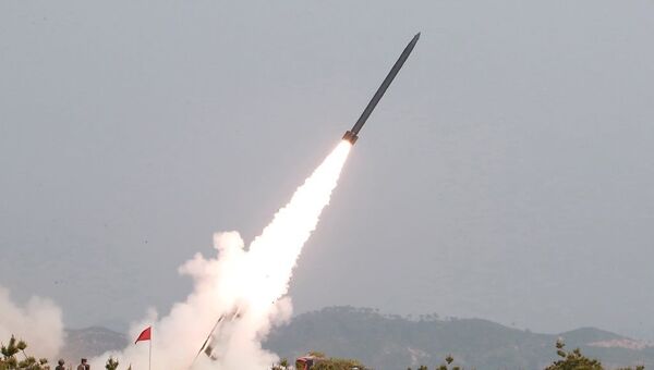 Kuzey Kore lideri Kim Jong-un'un, ordu güçlerinin dün Doğu Denizi'ne (Japon Denizi) doğru birden fazla kısa menzilli füze denemesini izlediği görüntüler paylaşıldı. - Sputnik Türkiye
