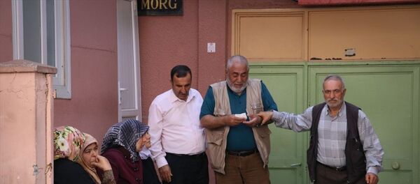 Adana'da çıkan tartışmada 5 aylık hamile kadın bıçakla öldürüldü. Kadının cenazesi yakınları tarafından teslim alındı. - Sputnik Türkiye