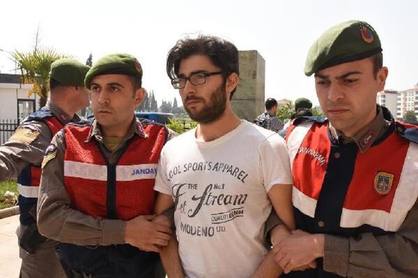 İzmir'de babalarını yakıp öldüren kardeşler:  Babam anneme şiddet uygulamasaydı bugün burada olmayacaktık - Sputnik Türkiye
