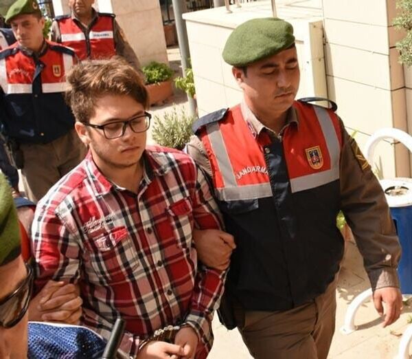 İzmir'de babalarını yakıp öldüren kardeşler:  Babam anneme şiddet uygulamasaydı bugün burada olmayacaktık - Sputnik Türkiye