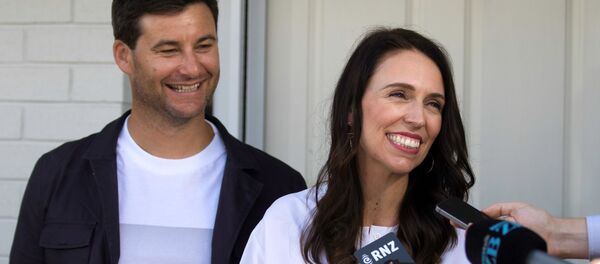 Yeni Zelanda Başbakanı Jacinda Ardern ve nişanlandığı erkek arkadaşı Clarke Gayford - Sputnik Türkiye