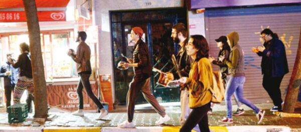 YSK’nin seçimleri iptal kararı protesto ediliyor: İstanbul sokaklarında tencere-tava sesleri - Sputnik Türkiye