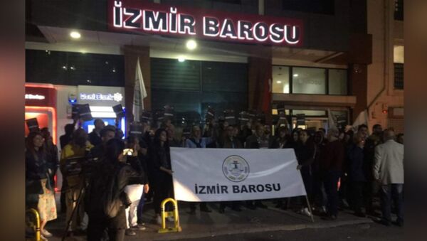 İzmir Barosu, YSK kararı sonrası 'demokrasi nöbeti'ne başladı - Sputnik Türkiye