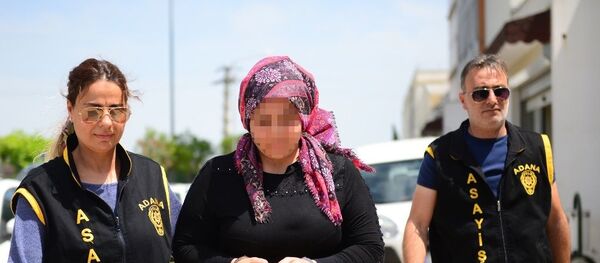 5 aylık hamile Suriyeli Takrid Dirbaye'yi bıçaklayarak öldürdüğü iddiasıyla gözaltına alınan Songül K. 5 aylık hamile Suriyeli Takrid Dirbaye'yi bıçaklayarak öldürdüğü iddiasıyla gözaltına alınan Songül K. - Sputnik Türkiye