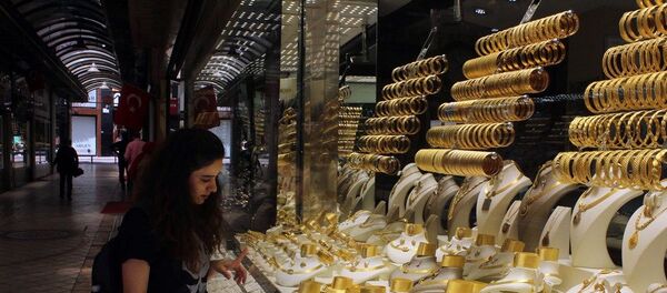 Ekonomik krizi bahane ederek vatandaşların borçlarını ödemeden kapatılan kuyumcu mağazalarının hem vatandaşları hem de kuyumculuk sektörünü etkilediğini vurgulayan Koç, son 15 yılda kuyumcu mağazalarının kapanması ile Kocaeli piyasasından 1 tona yakın altının buhar olduğunu söyledi. - Sputnik Türkiye