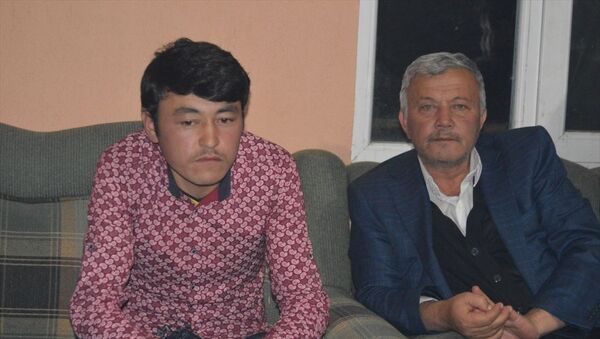 Afyonkarahisar'ın Çay ilçesinde 1'i çocuk 3 kişi tarafından darbedilen Afgan uyruklu Fazıl Rahman Beghzadeh, cep telefonu kamerasında kendisini ölümle tehdit eden kişilerce yaptırılan '2 ile 6' rakamlarını vücuduna vurmamaları için yaptığını söyledi - Sputnik Türkiye