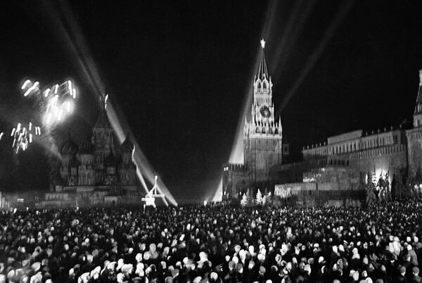 2. Dünya Savaşı döneminde ve günümüzde Moskova görüntüleri - Sputnik Türkiye